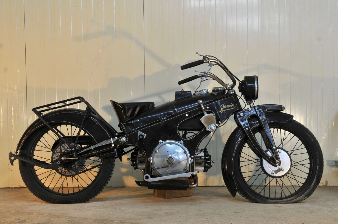 $224,932 (€ 183,568) is an astonishing price for a motorcycle that so few people have heard of, but this 1920 Janoir Type A 261 is quite simply a tour de force of technological progress. This motorcycle was built just after WWI in the same factory that fighter planes had been manufactured, and with the advent of peace, the technologies that had developed during wartime were being applied to cars and motorcycles. The chassis is stamped metal sheet, the 965 cc horizontally-opposed twin-cylinder motor is fitted lengthways in the frame, and the cylinders are aluminum.