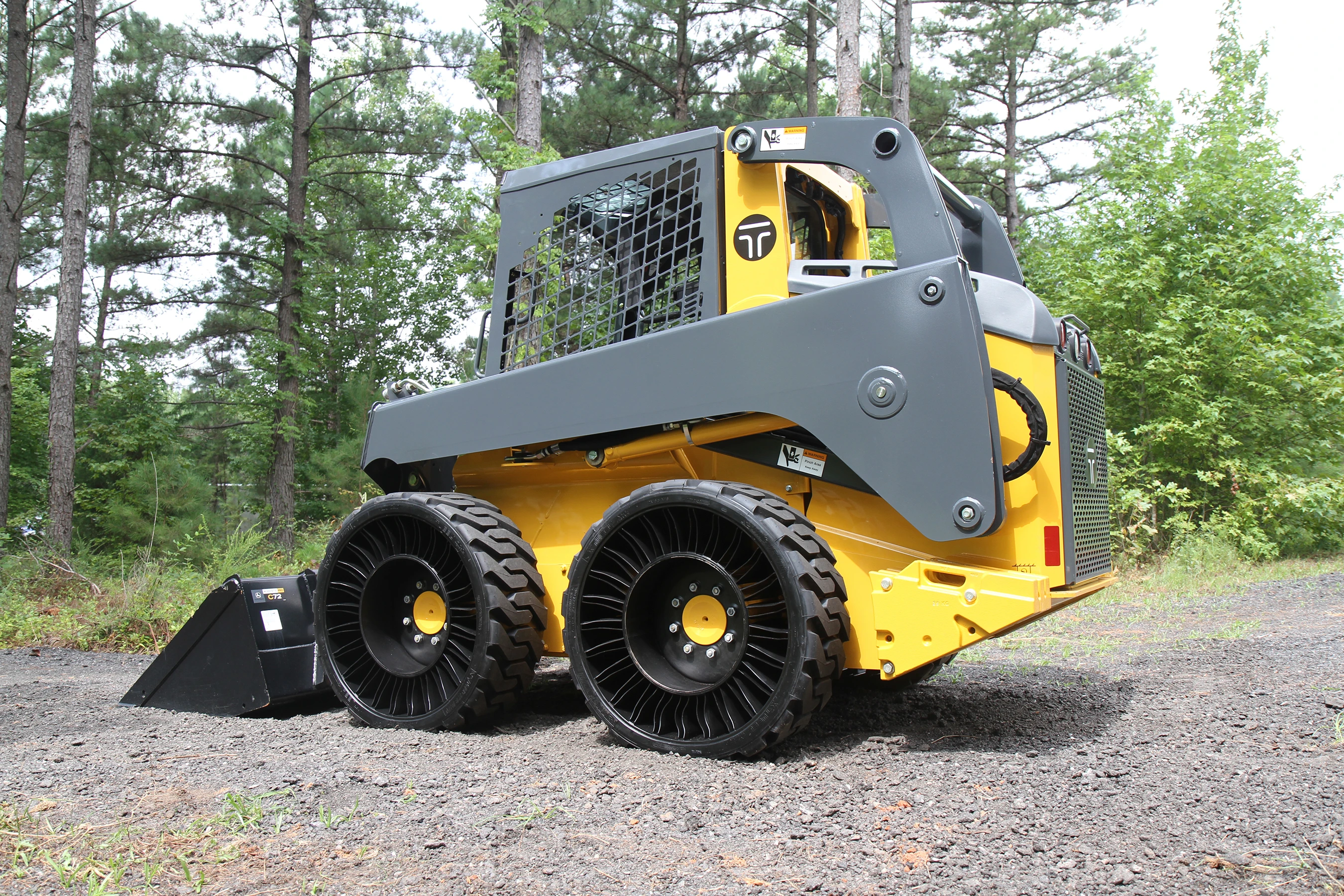 Skid Steer vehicle equipped with Tweels