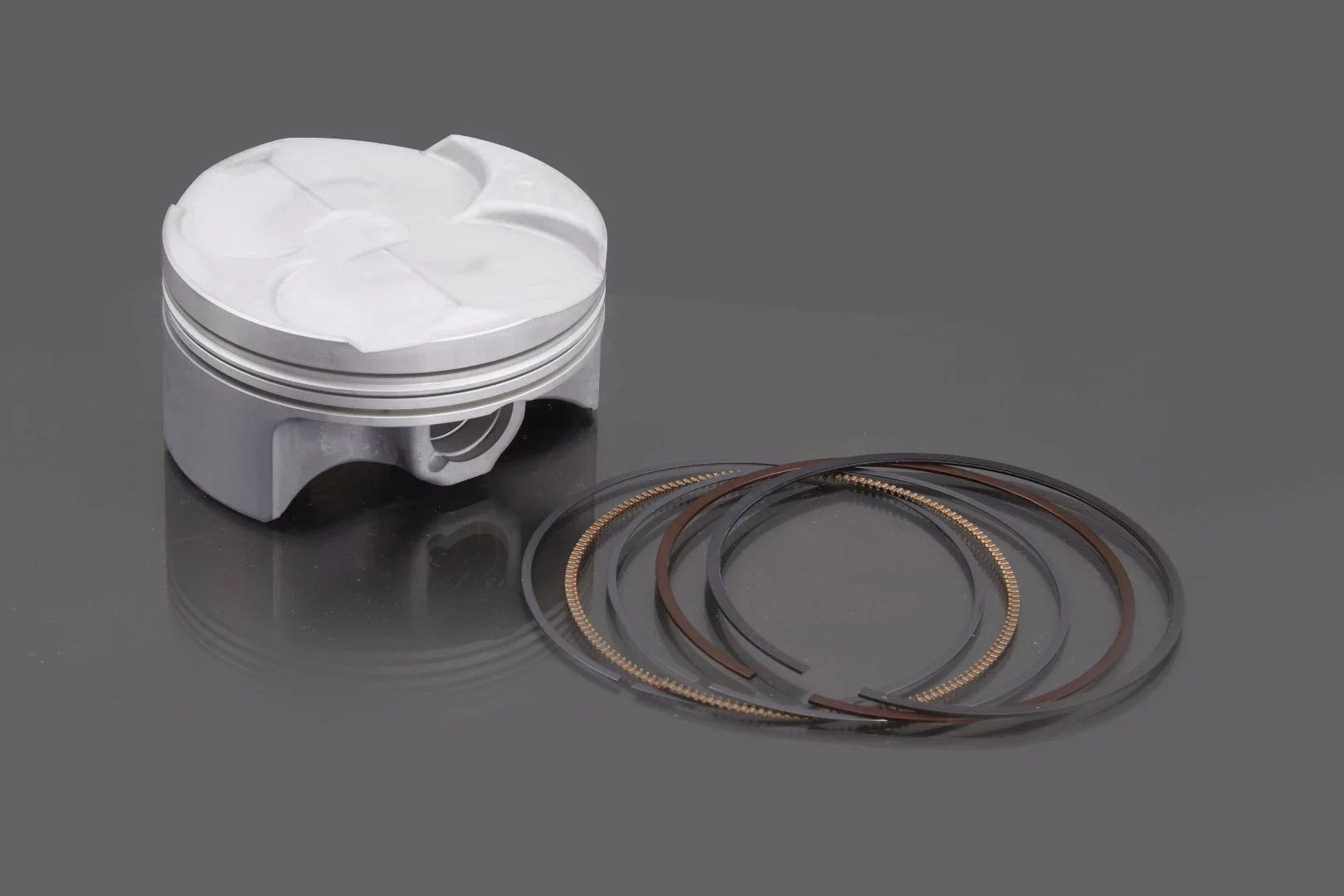 The pistons of the Honda CBR1000RR Fireblade SP2 have undergone heat treatment to strengthen the crown area and use shorter piston pins