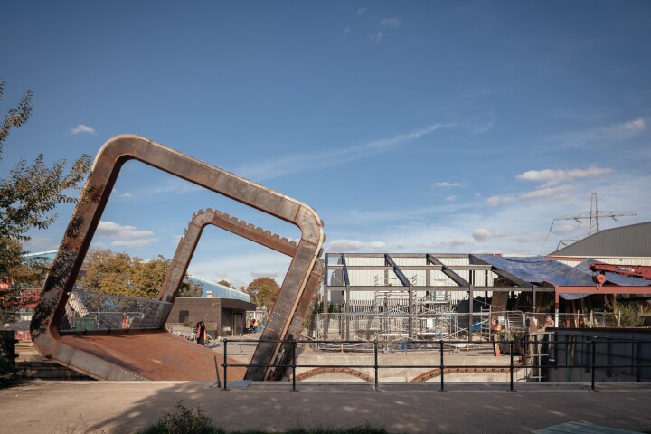 Described as a square that rolls by designer Thomas Randall-Page, the Cody Dock Rolling Bridge has a novel method of allowing boats to pass
