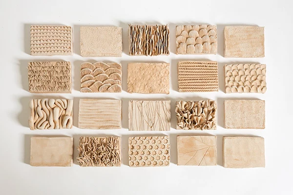 The clay material absorbs water from the tank and facilitates evaporation on the walls of the food container