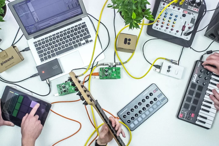 The pisound attaches to the Raspberry Pi's 40-pin header and allows audioholics and musicians to interface their hardware with audio software running on the inexpensive project computer