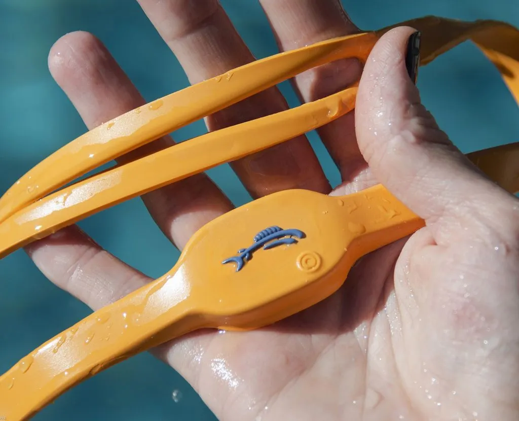 iSwimband runs on a fixed, non-replaceable battery, which the company claims should last hundreds of hours of use