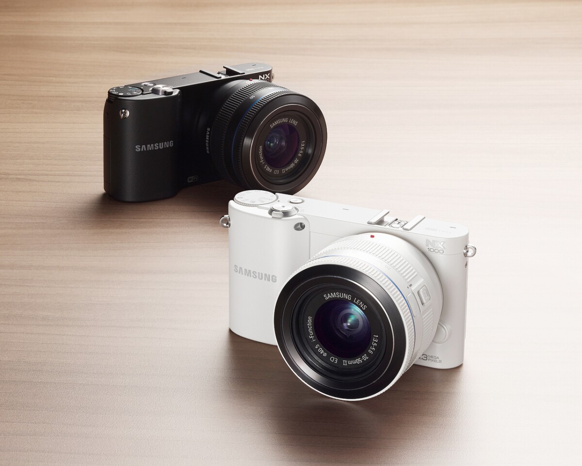 The NX1000 is capable of Full HD movie recording with stereo audio