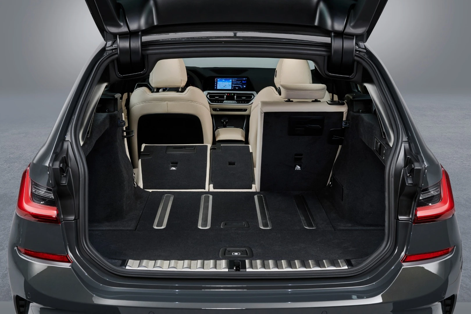 A 40:20:40 split-fold rear bench is standard in the BMW 3 Series Touring