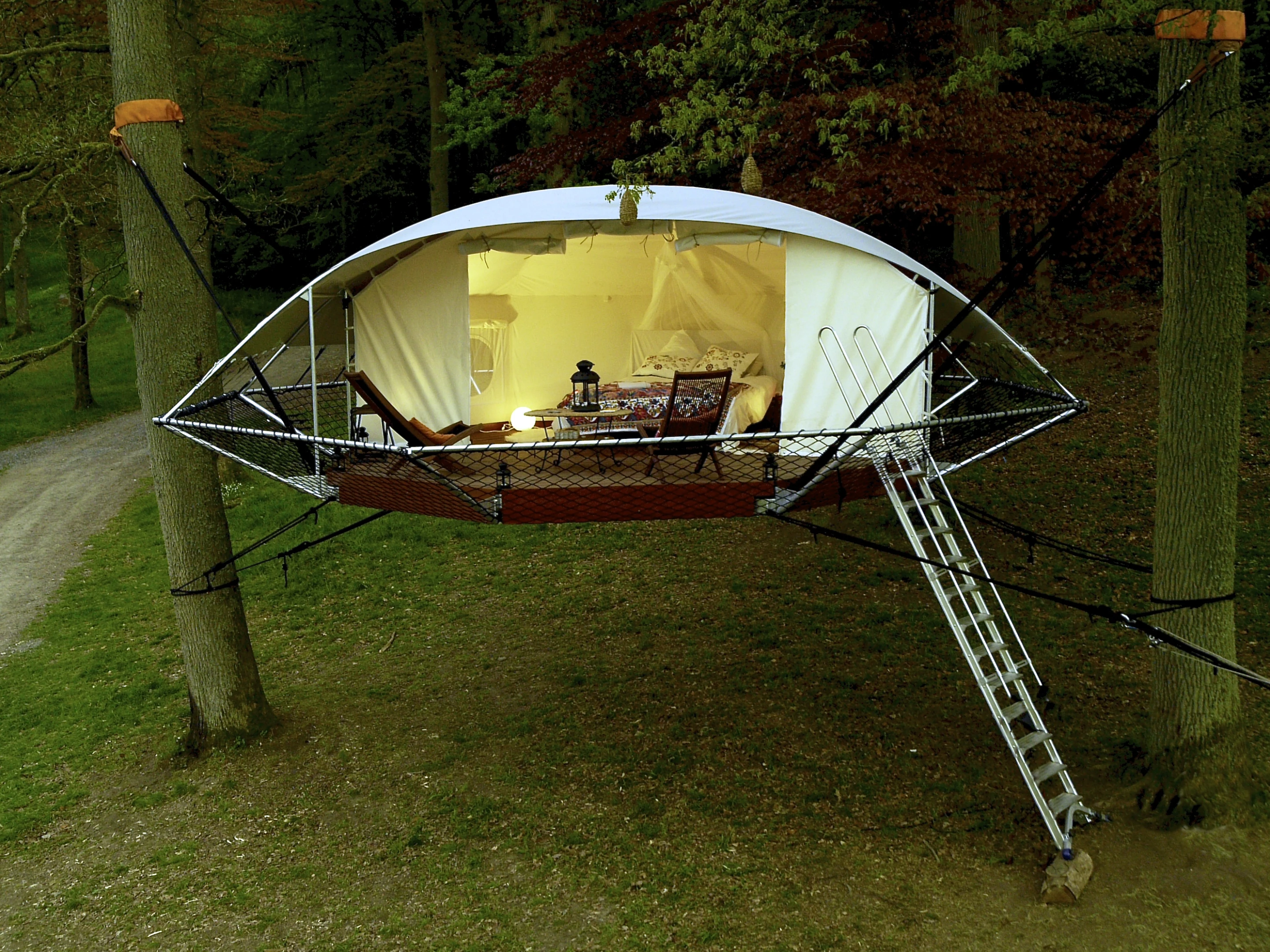 Dutch arboriculturist Bruno de Grunne and architect Nicolas d'Ursel from Trees and People have invented a new suspension style cabin called Dom'Up