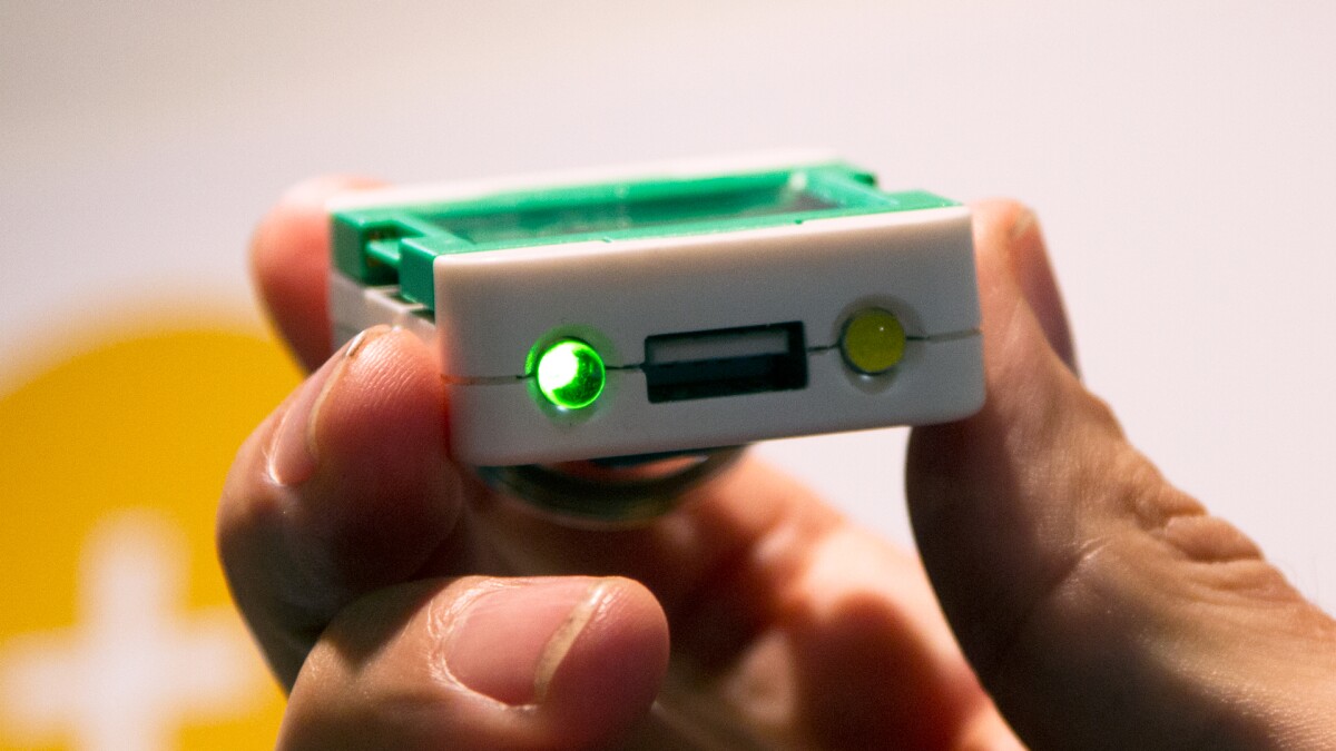 A small green light on the ClicLite illuminates to indicate that the unit is charging