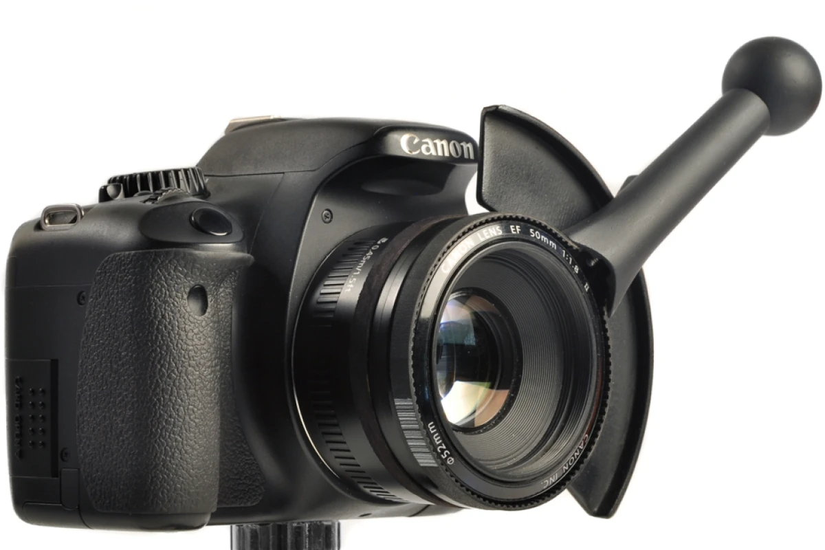 The Lens/Focus Shifter is a lens mounted follow focus which claims to offer thrifty film-makers and photographers more precise control over focusing