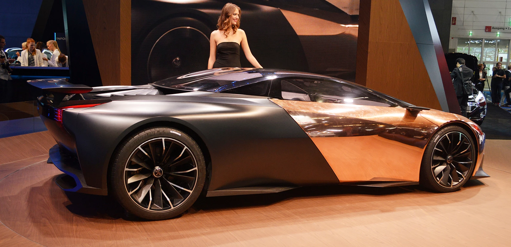 Peugeot’s Onyx hybrid supercar concept that debuted at the 2012 Paris Motor Show features carbon fiber body panels along with sides each made from a single piece of copper