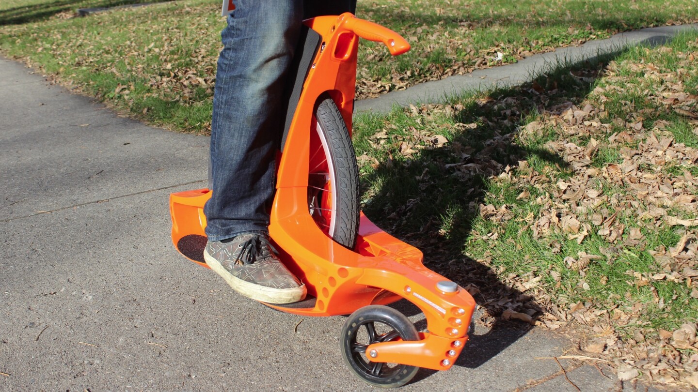 Users start out with their right foot on its platform, bracing the inside of their calf against a high-density foam pad on that side of the Gauswheel