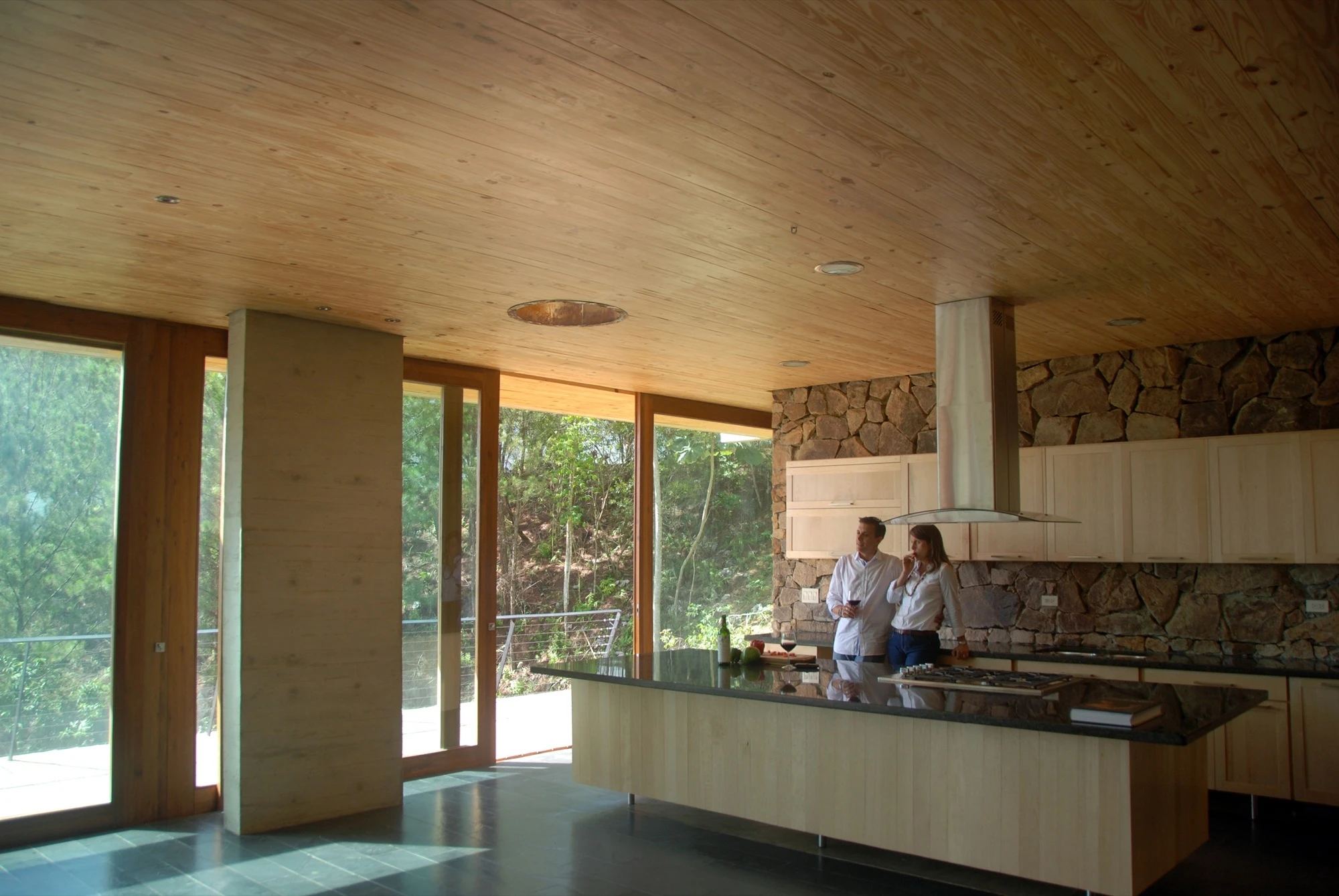 The home's rear sections come into direct contact with the hillside, so are naturally kept a constantly cool temperature by the huge volume of rock (Photo: Eduardo Abreu)