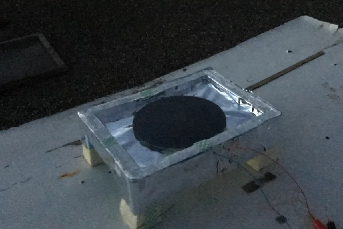 The thermoelectric generator uses a black aluminum disk to radiate heat into the atmosphere, and a polystyrene enclosure to keep the air inside warm.