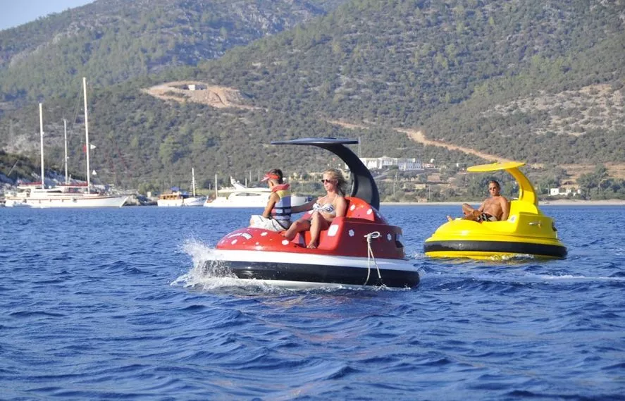 Operated by a couple of buttons to start/stop the boat and a simple joystick enabling right-left-forward commands, the Waterbuggy can float on shallow waters of up to one meter in depth
