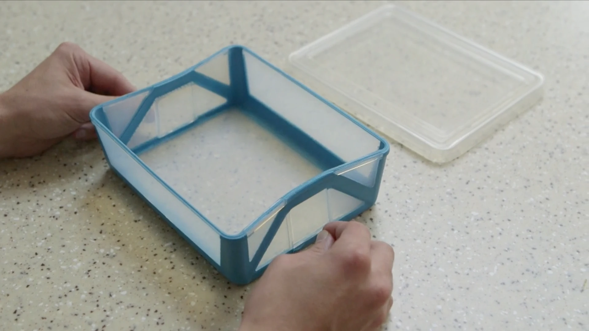 Each end is fitted with strategically placed folds that allow it to be squashed down to a slim package when not in use