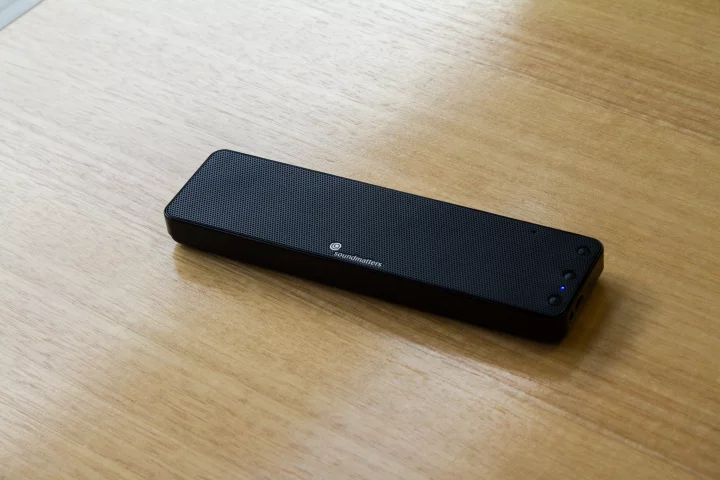 The FoxL Dash7 Bluetooth speaker sure is slim at under an inch thick (Photo: Noel McKeegan/Gizmag.com)
