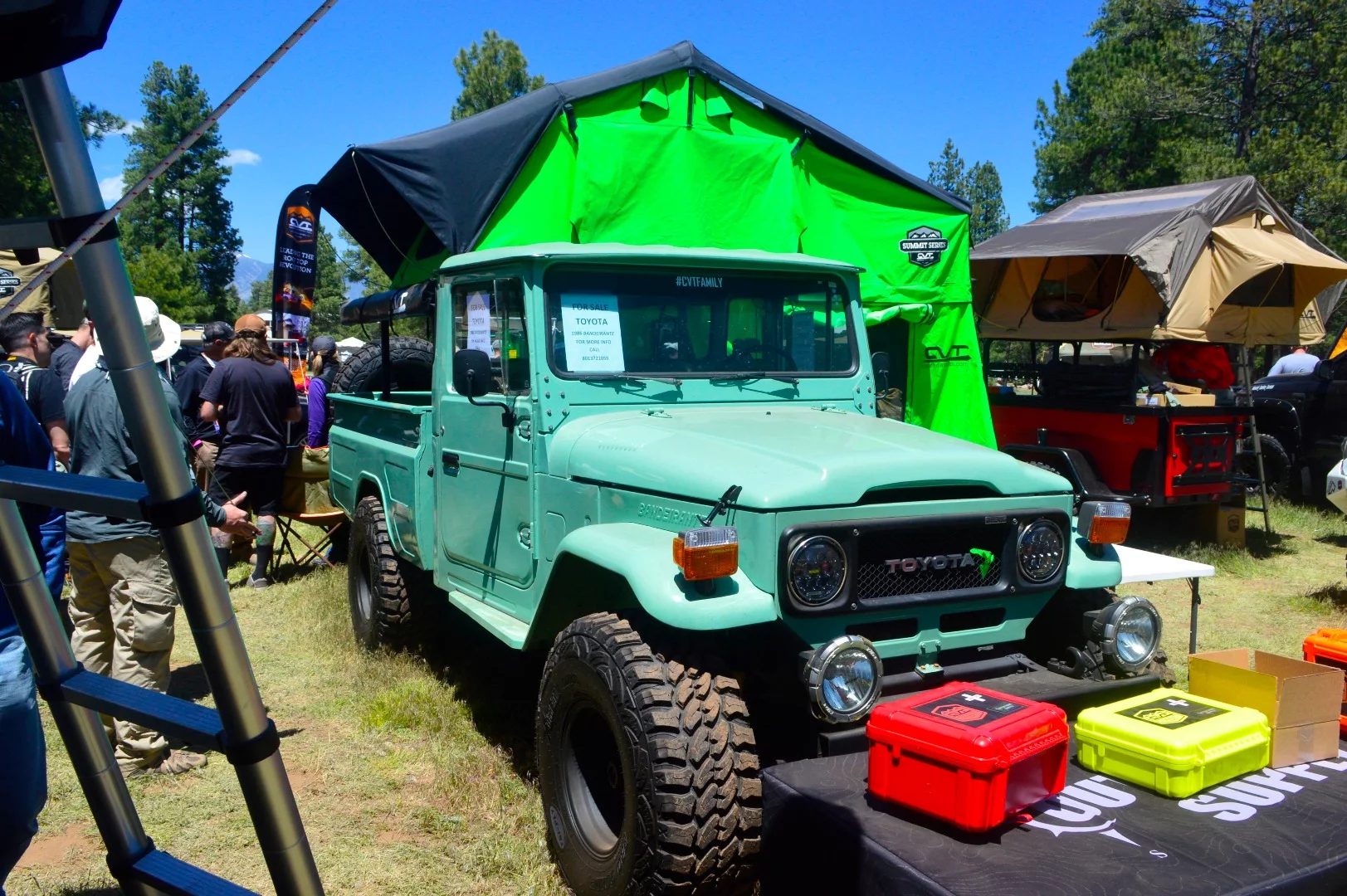 1986 Toyota Bandeirante (that means "Land Cruiser" in Brazil) topped with a Cascadia Vehicles roof tent