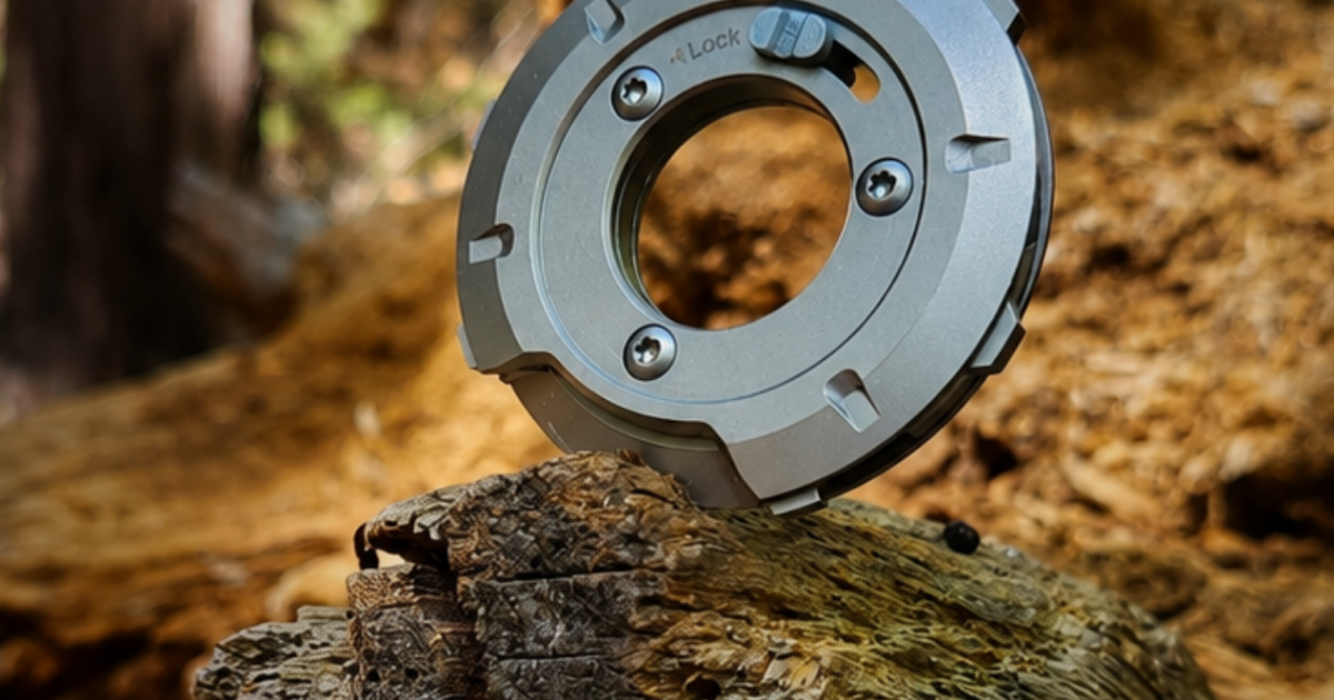 Tiny multitool disc spins between functions