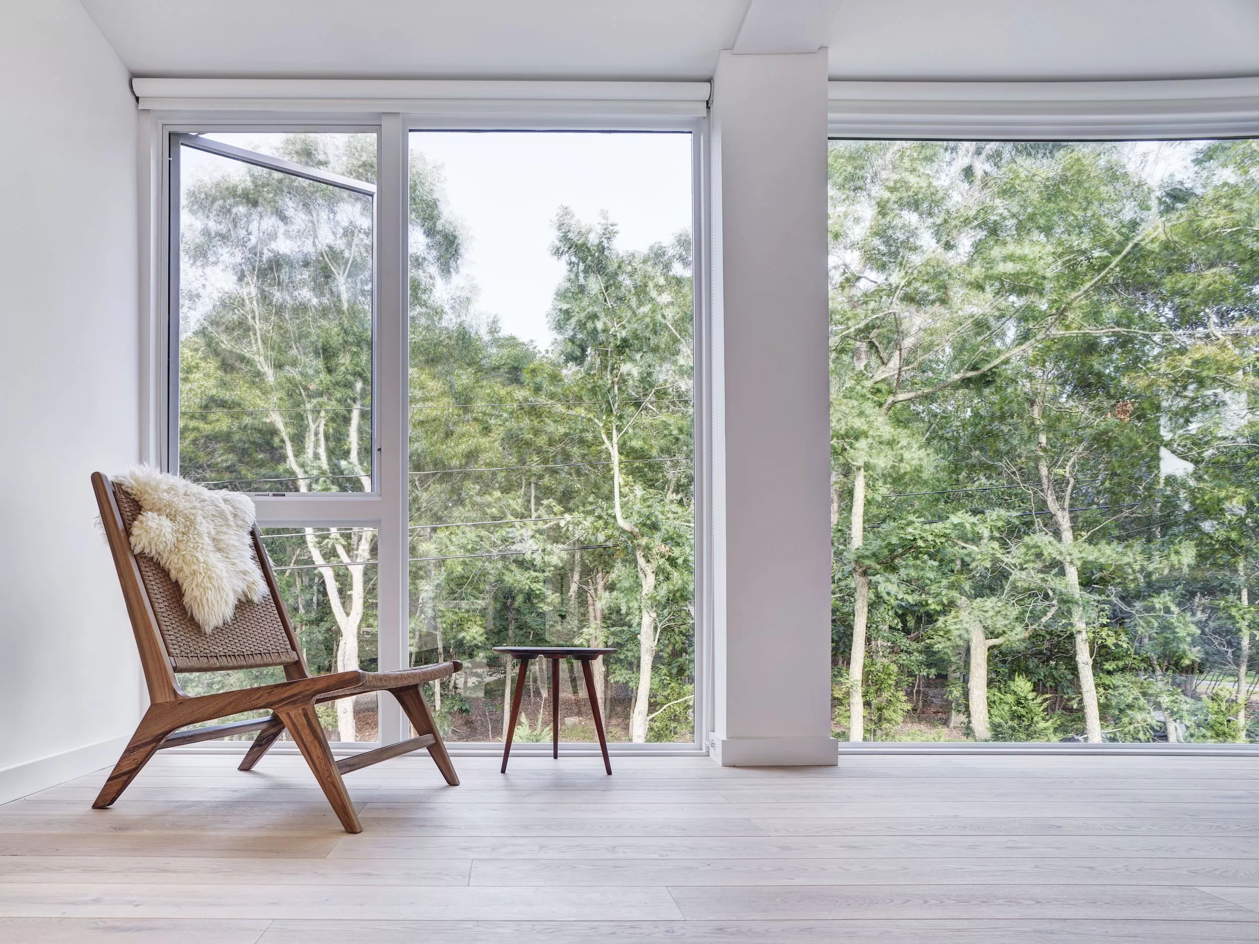 Amagansett Modular is located on a wooded site in Amagansett, New York
