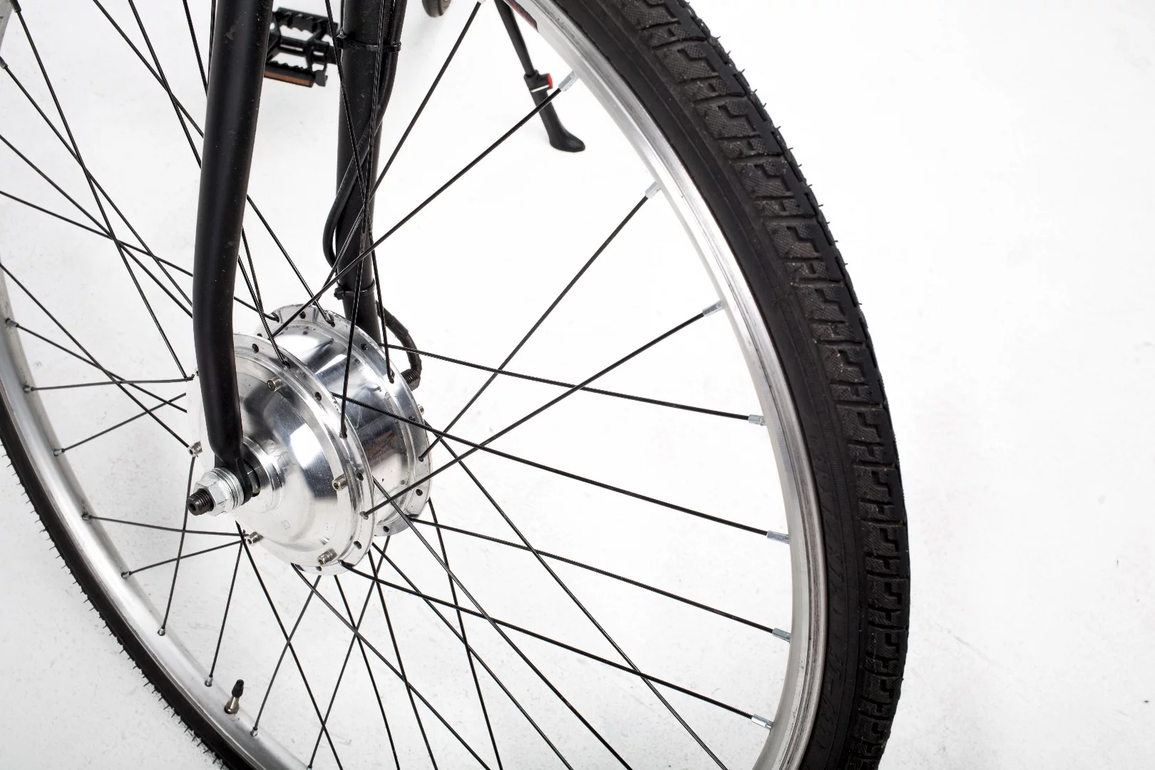 The iBike relies on a 350 W front hub motor