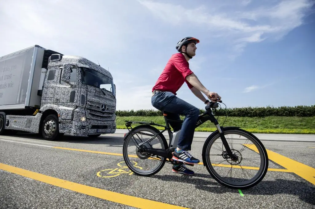 Cyclist safety should be improved by the introduction of Blind Spot Assist for trucks