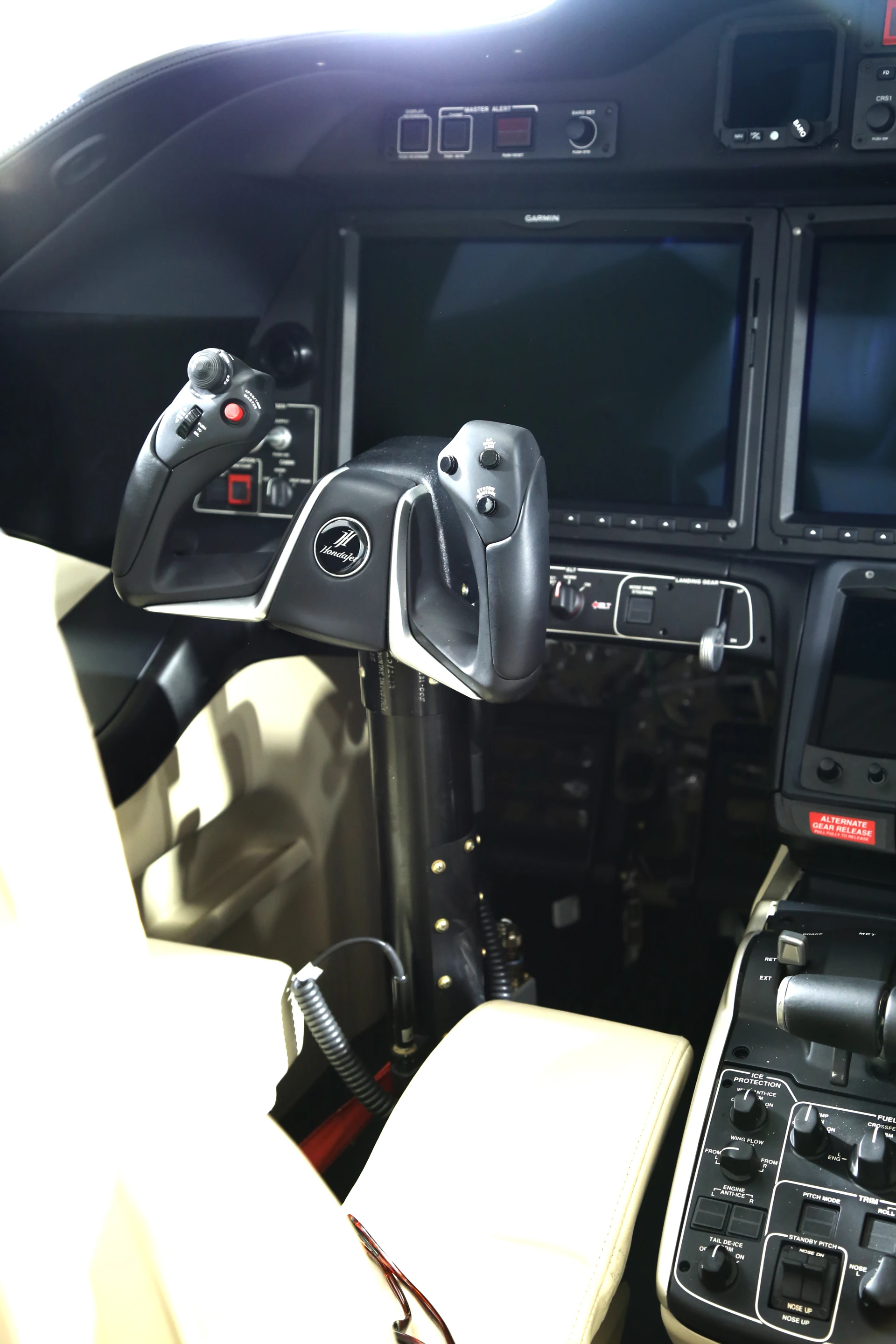 The HondaJet is capable of cruising at 420 knots (KTAS) for approximately 1180 nautical miles (Photo: Angus MacKenzie/Gizmag.com)