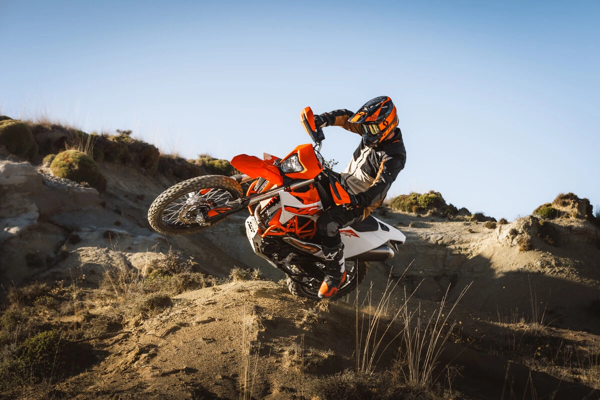 The Enduro R gets an optional Rally mode, which takes care of Dynamic Slip Adjust, Motor Slip Regulation, and a Slip Adjuster