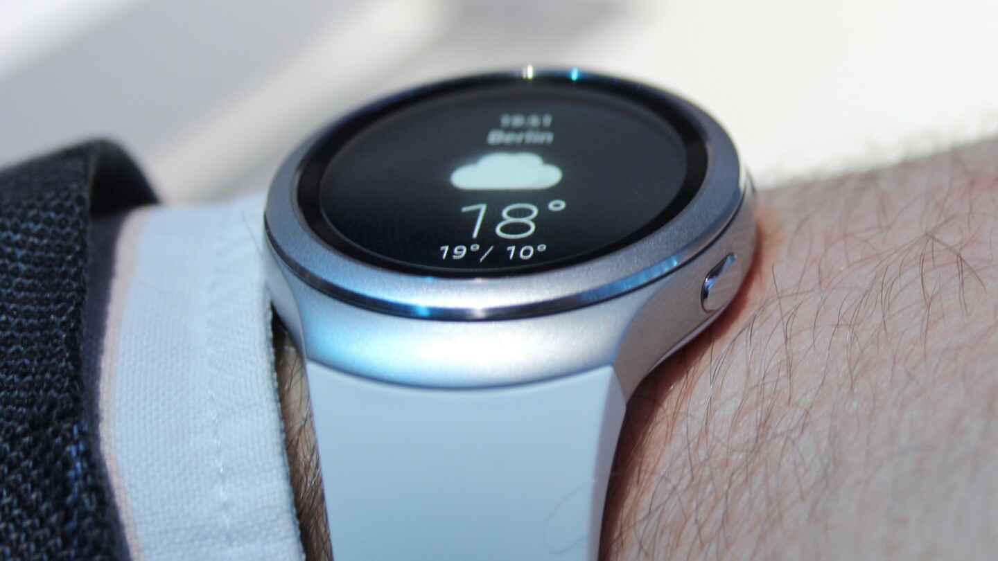 The design of the bezel is simpler on the standard model, with a smooth aesthetic as opposed to the ridged look on the classic