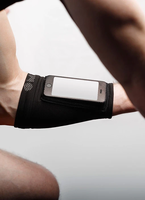 OMsignal also offer a smartphone sleeve, allowing users to easily see the information being sent to their smartphone mid-workout
