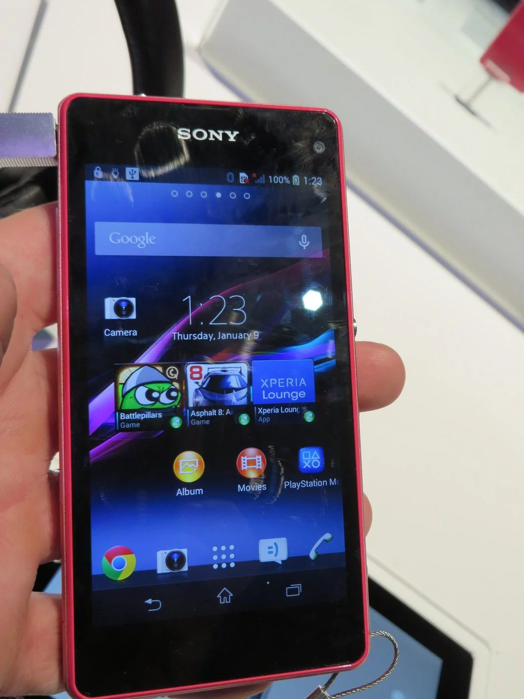 Powered by a Snapdragon 800 quad-core CPU and Adreno 330 GPU