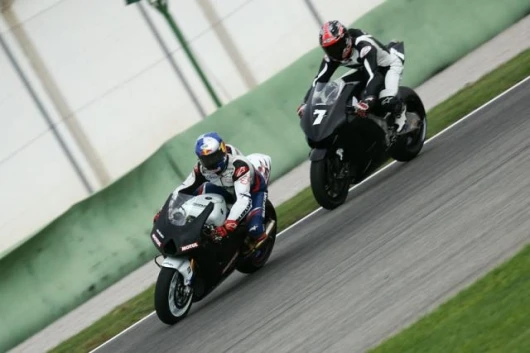 Vermeulen on the Suzuki and Carlos Checa on the RC211V