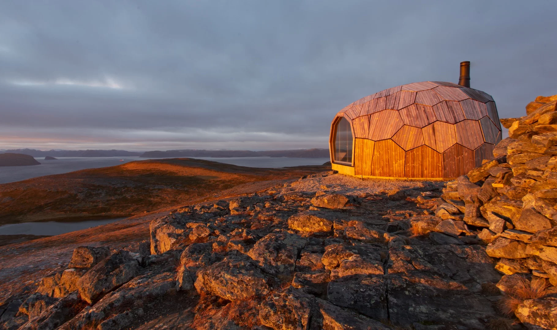Structurally, the Hammerfest Hiking Cabin consists of CLT (cross-laminated timber) panels and an outer cladding comprising 77 panels that fit together like a puzzle, as well as bitumen waterproofing