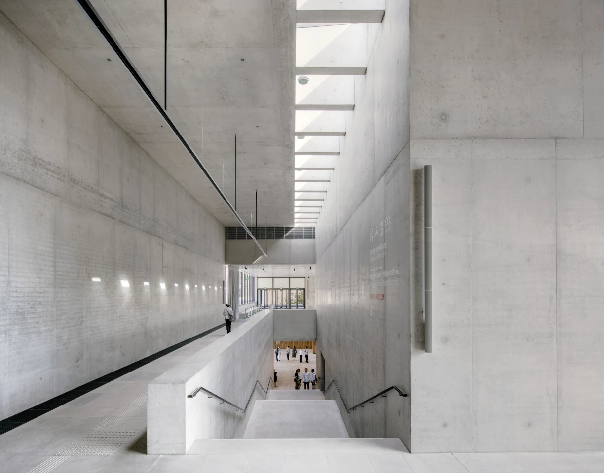 James-Simon-Galerie was created to act as the front door to the Museum Island for visitors, but is situated on an awkward site close to the river and cramped by existing museum buildings