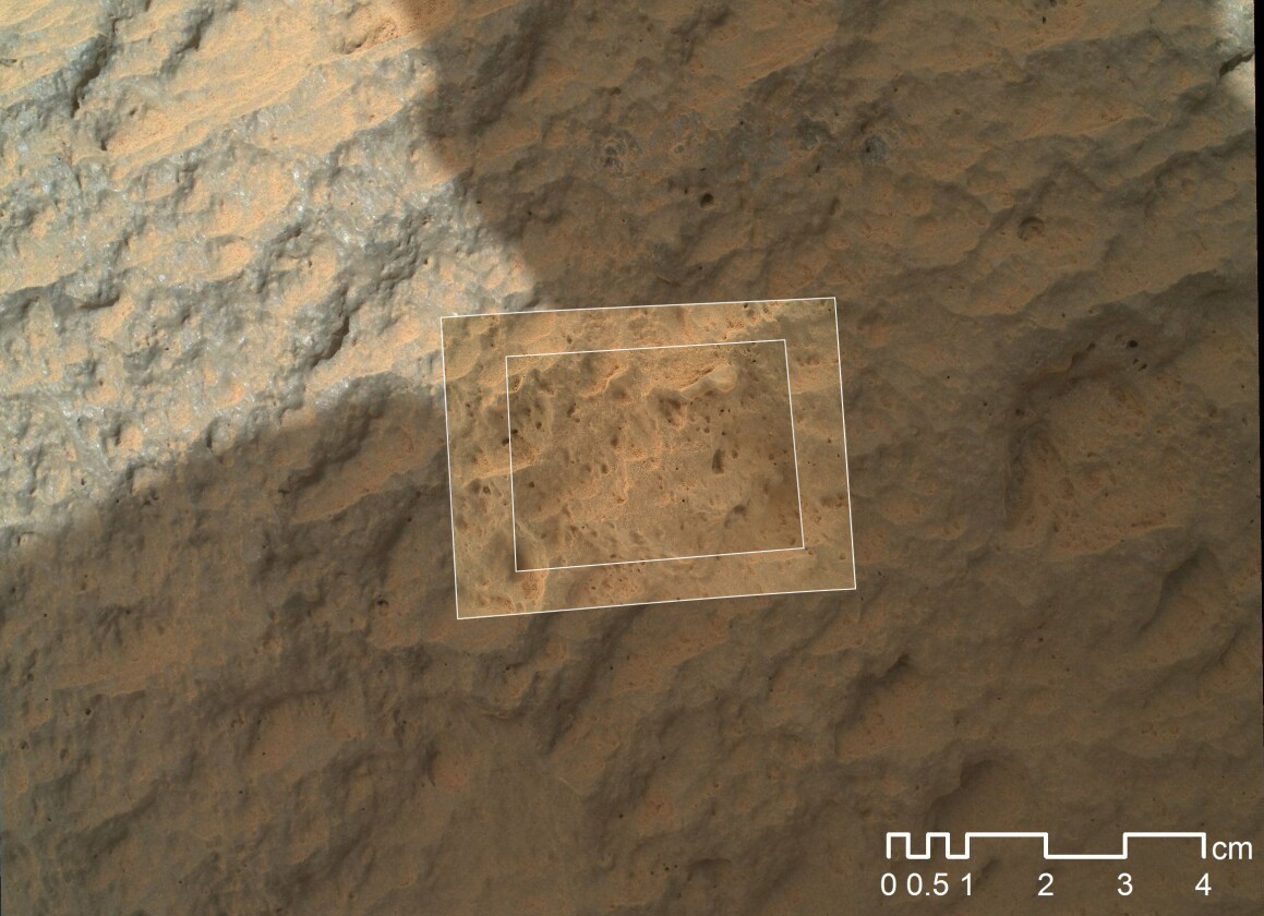 Composite image taken by the MAHLI instrument showing the rock "Jake Matijevic" at different magnifications (Image: NASA/JPL-Caltech/MSSS)