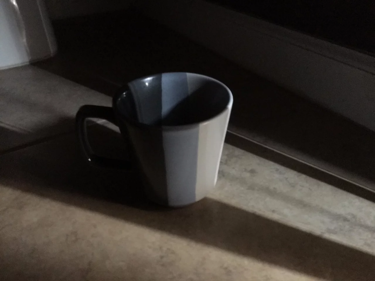 Sample indoors shot under poor lighting, iPhone 6s Plus