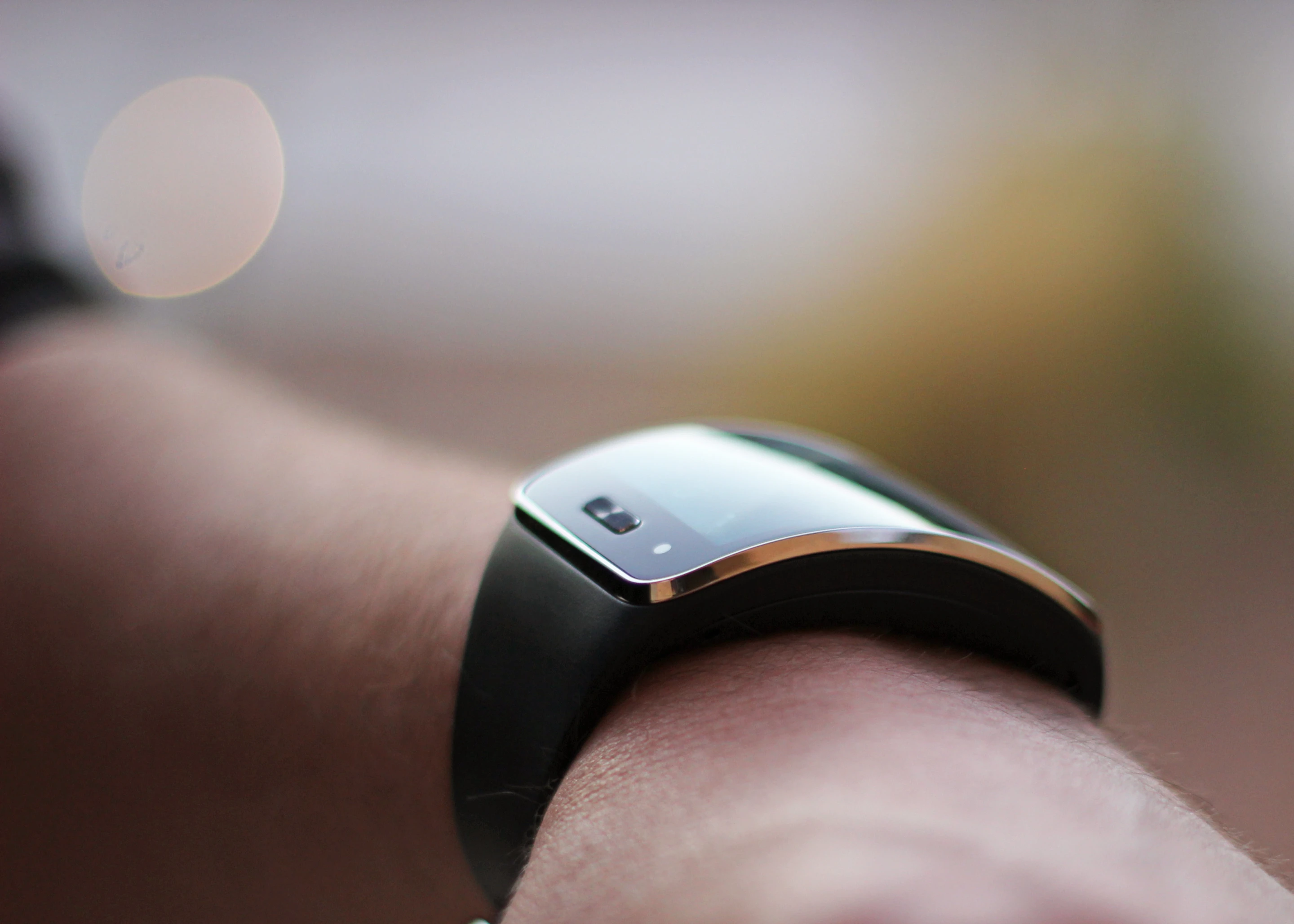 Side of the Gear S (Photo: Will Shanklin/Gizmag.com)