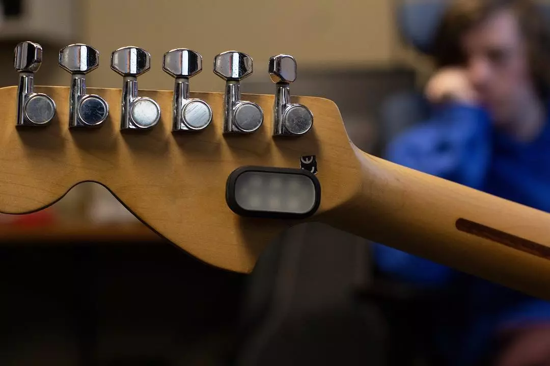 The Airpatch controller can be attached to any flat surface on an instrument
