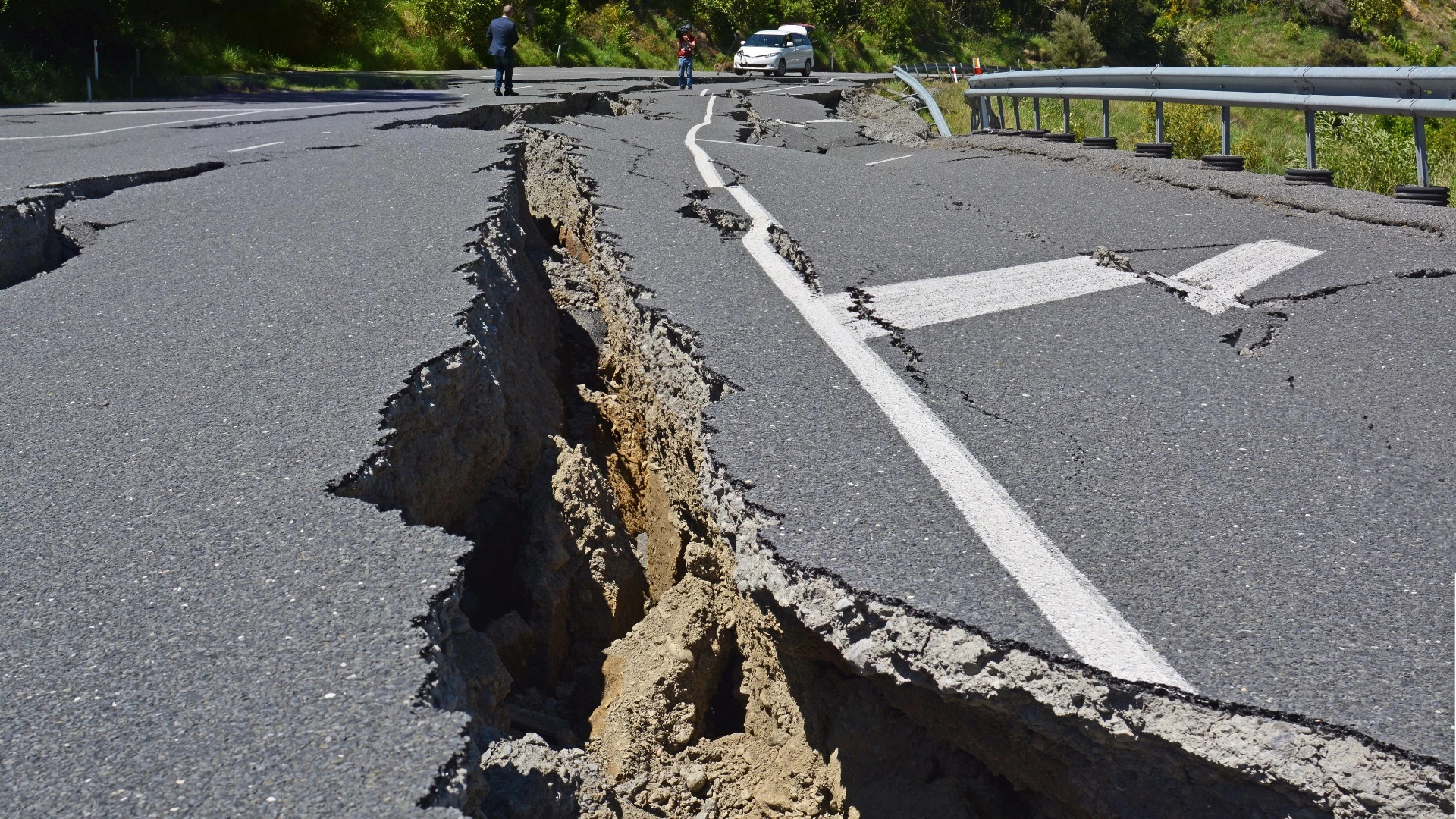 Simulations show that the old disaster movie trope of an earthquake splitting the ground apart, then snapping shut, can actually happen
