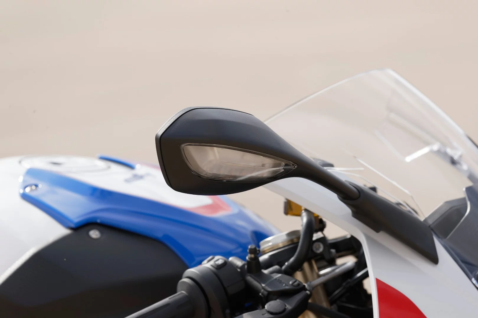 2019 BMW S1000RR: mirror-mounted indicators