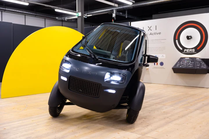 The Vigoz seats two in a weather-protected bubble, is aimed at having a per-charge range of 160 km and has a top pedal-powered speed of 120 km/h