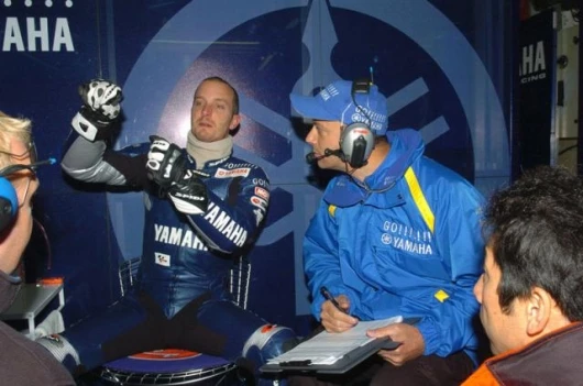 "And then it goes ... " Colin Edwards explaining the fine detail of his Yamaha M1's behaviour to the crew