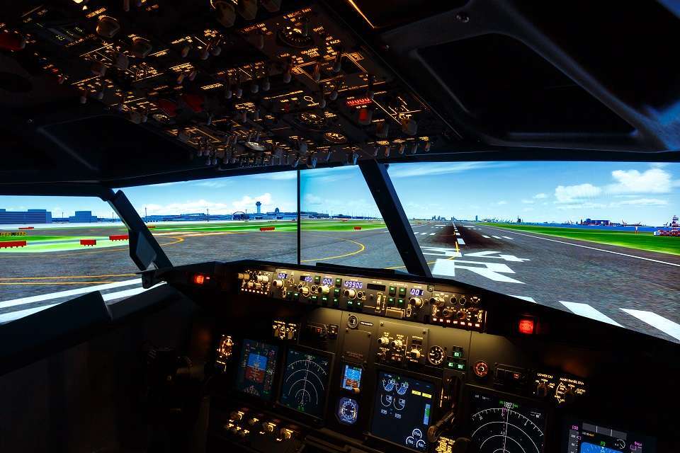 The simulator session includes navigating through the Haneda Airport terminal, plus an airport take-off and landing experience
