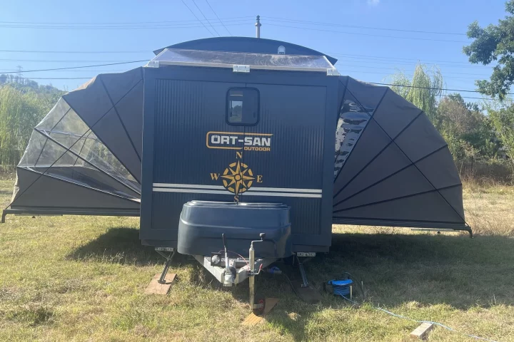 Hit a button on the remote, and the Mini House expands automatically to nearly three times its towing size
