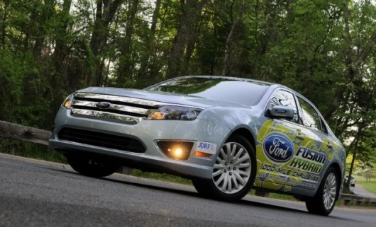 Fusion Hybrid Runs 1445.7 Miles on Single Tank (Photo: Sam VarnHagen/Ford Motor Co.)