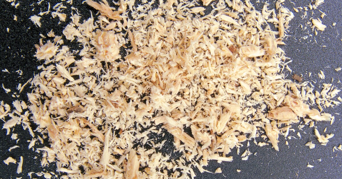 Влажные опилки. Сухая стружка. Влажные опилки. Утеплитель стен из опилок. Опилки текстура.