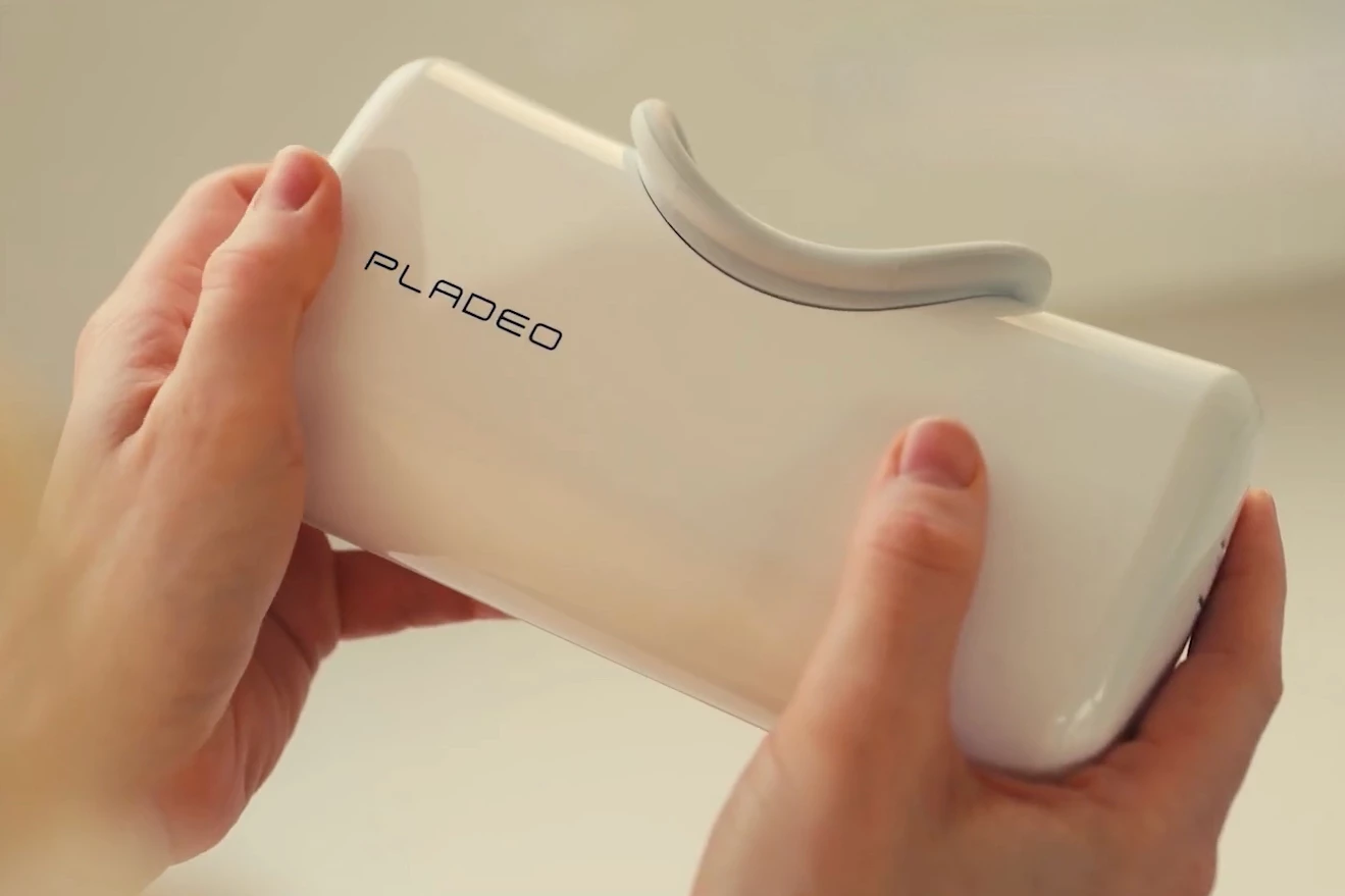 One charge of the PlaDeo's battery should be good for 2.5 hours of use