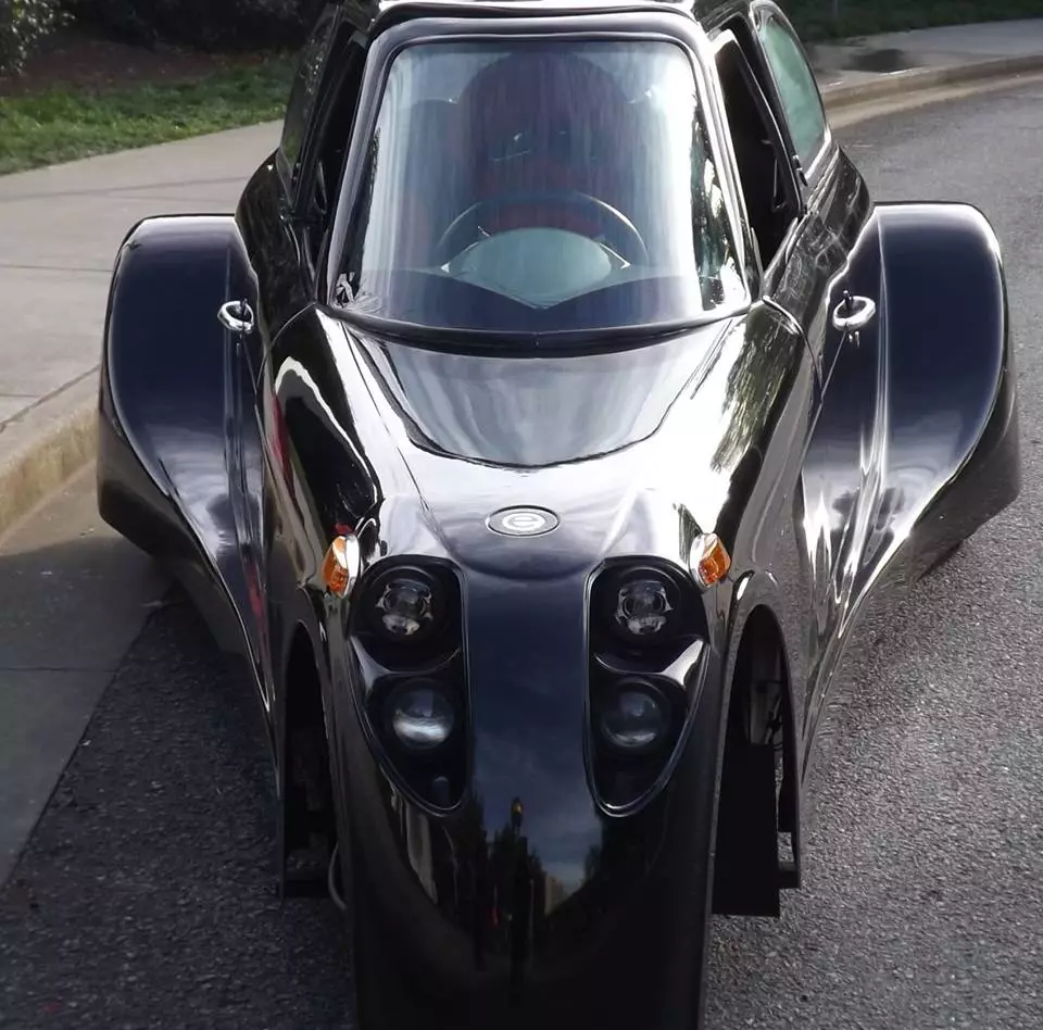 The DefiantI has a top speed of over 70 mph (113 km/h), goes from 0 to 60 mph (97 km/h) within about 10 seconds, and has a range of up to 100 miles (161 km) per charge of its 100-amp/144-volt lithium-ion battery pack