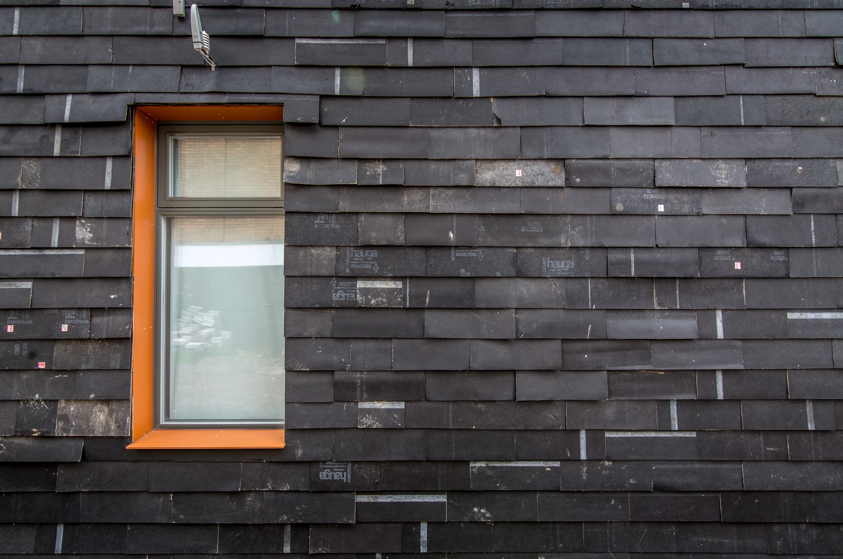 Carpet tiles were used as cladding for the house (Photo: BBM)