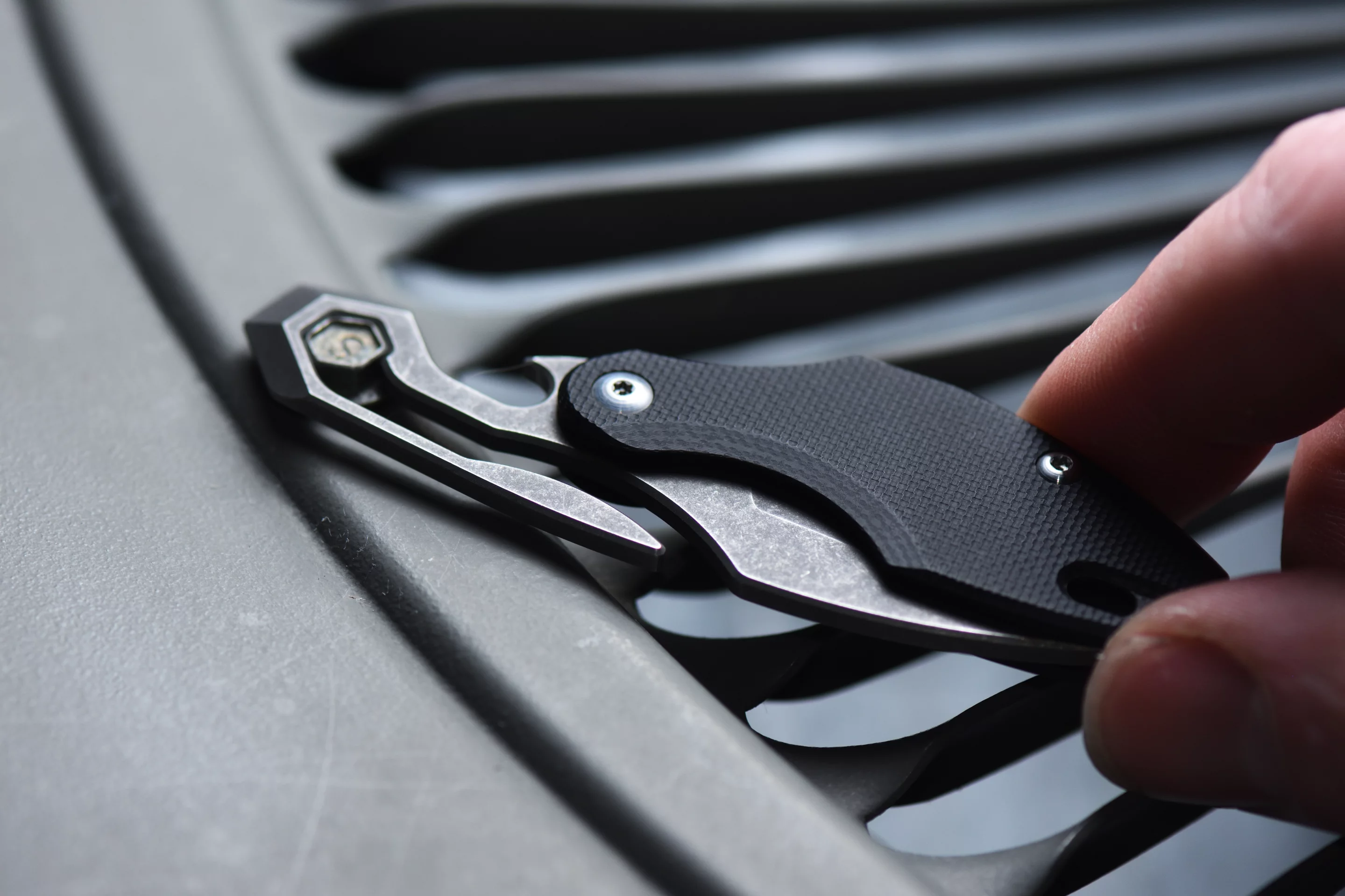 The Prylobite is rooted in the simple and traditional friction folder knife design