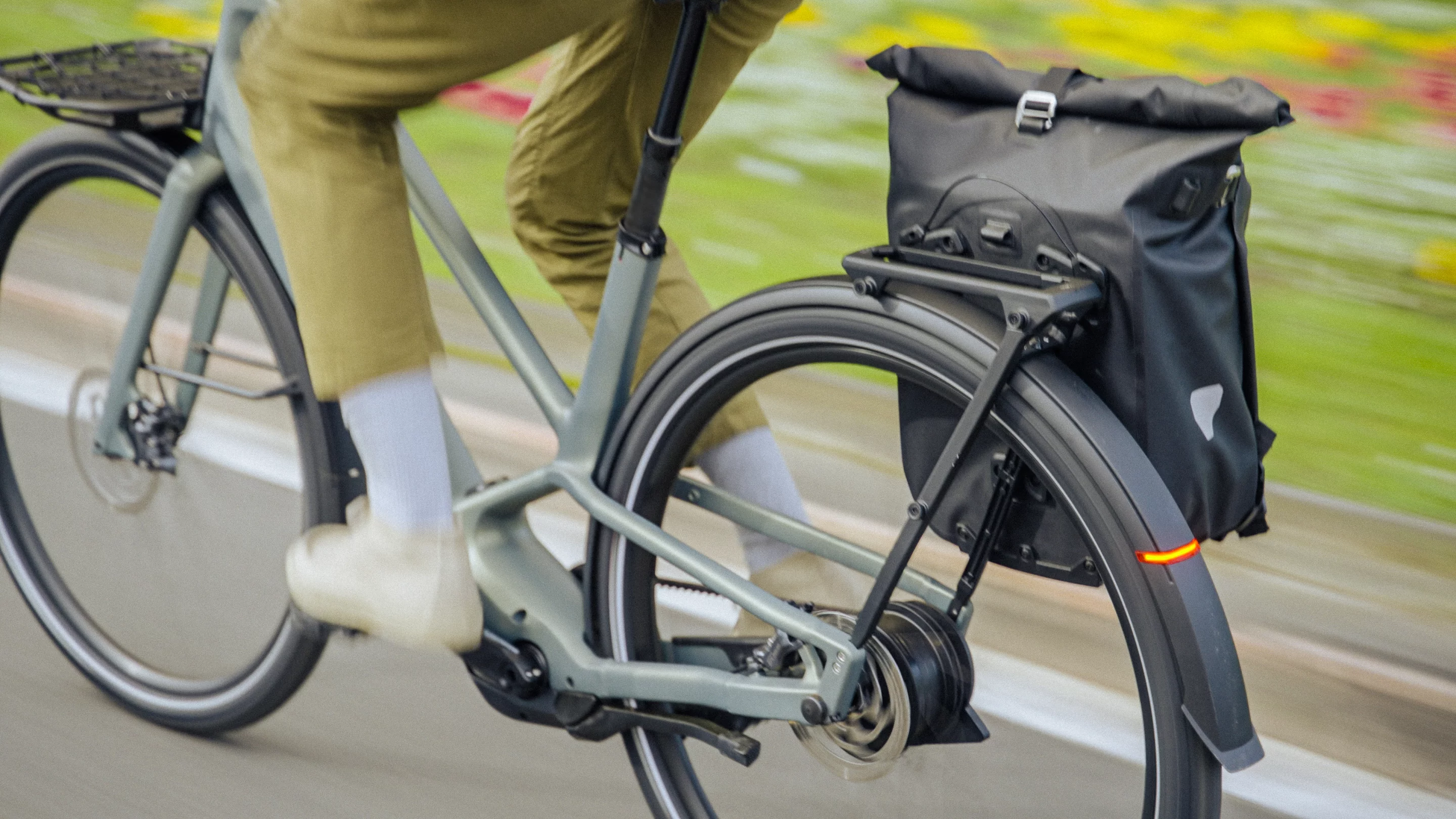 A MIK-compatible rear rack and front basket are included in the ticket price