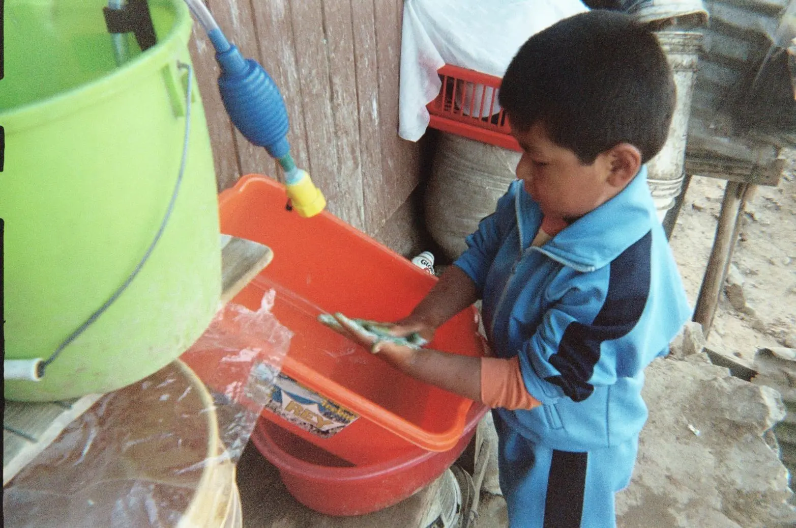 The Balde a Balde portable faucet makes it easier to wash one's hands
